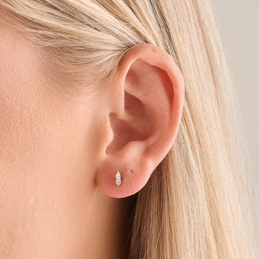 Round and pear diamond stud