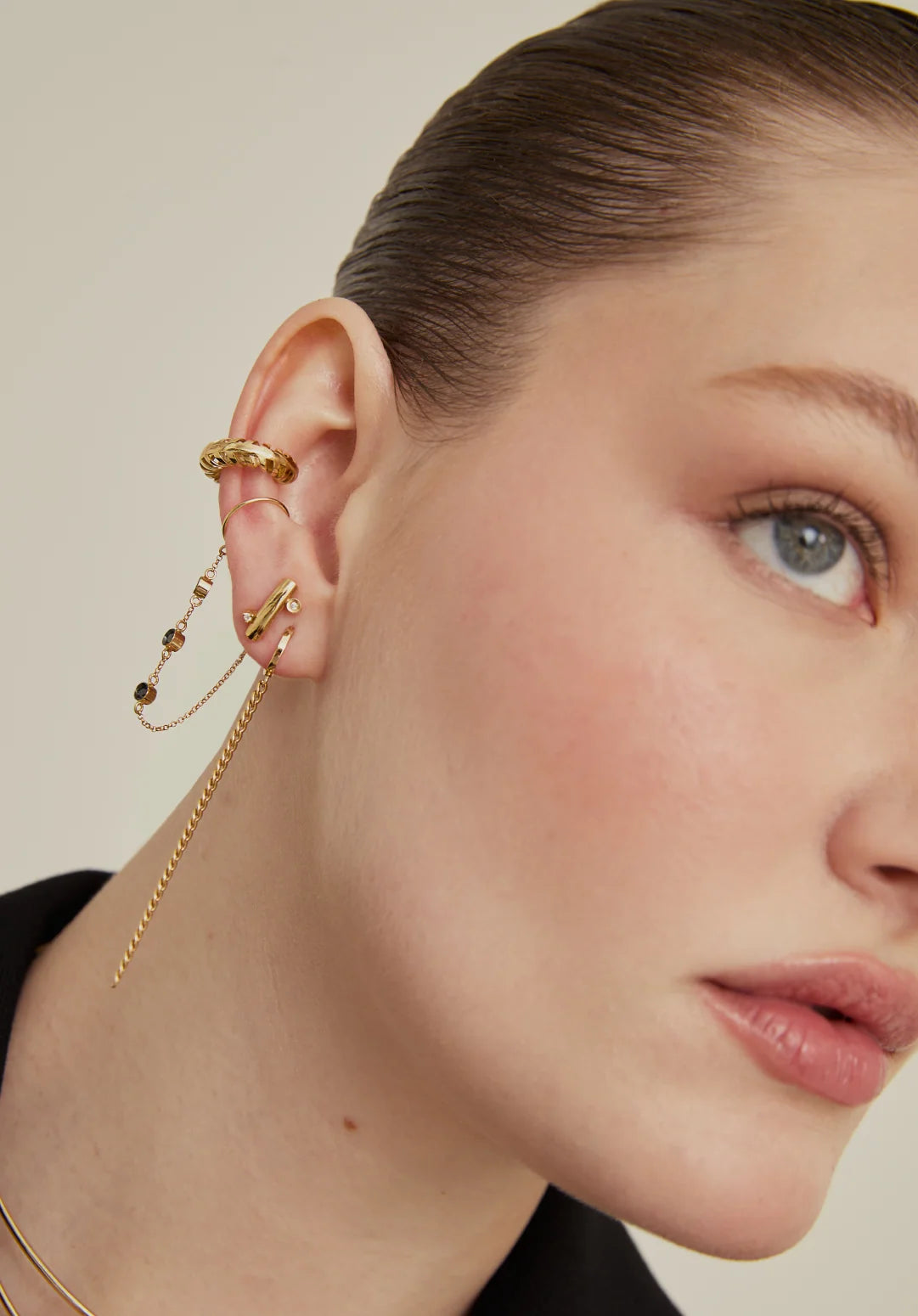 Carolina Neves- Mini Diamond Curved Earring – Henri Noël