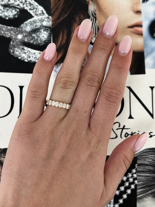 Halfway Oval Diamond Band – Henri Noël