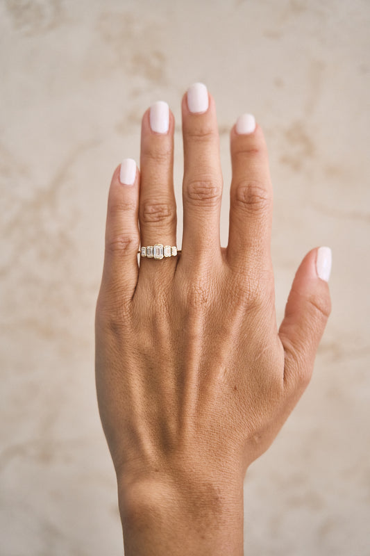 Graduated Emerald Diamond Bezel Diamond Ring