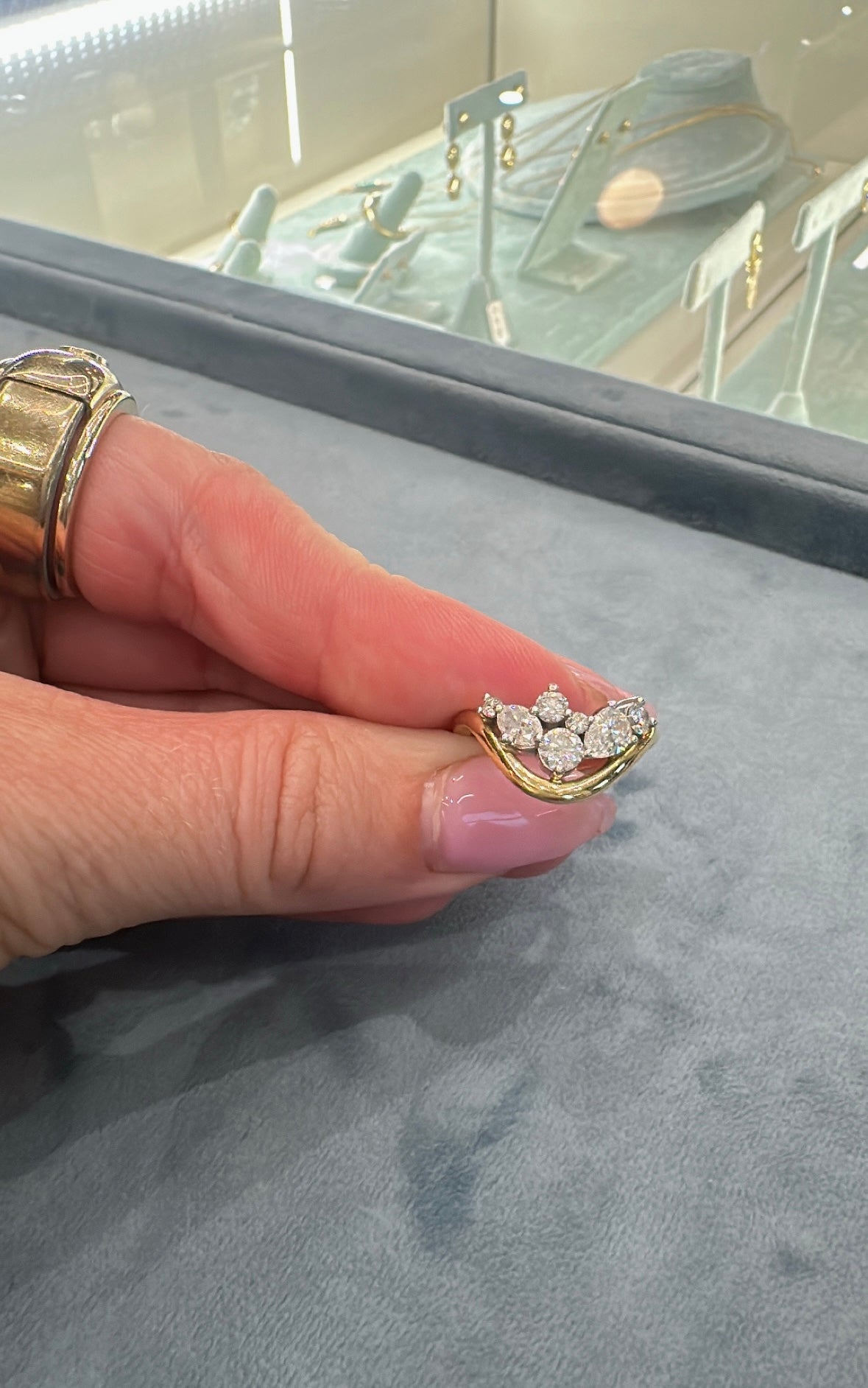 Rosario Navia- Mara Medium Curved Ring I – Henri Noël