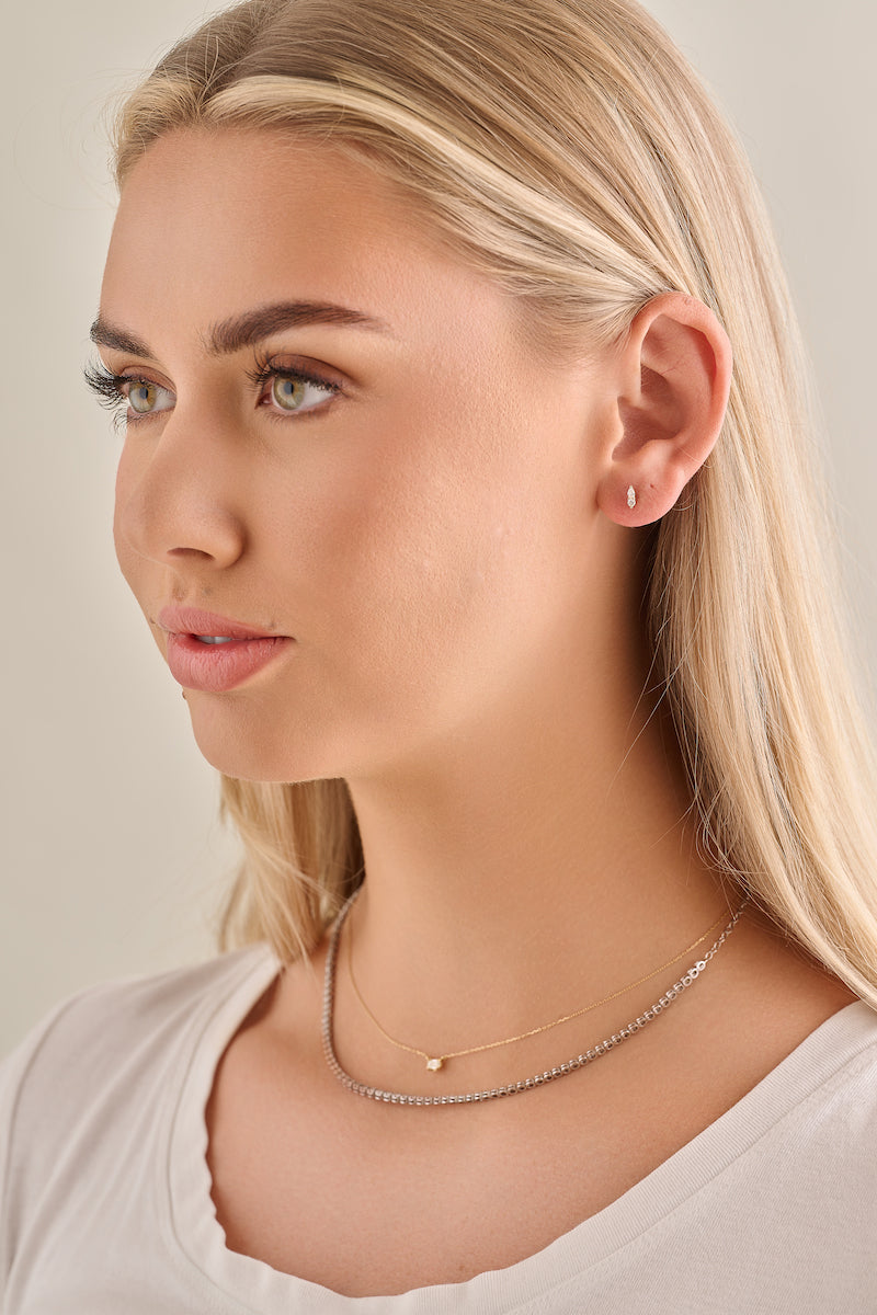 Round and pear diamond stud – Henri Noël