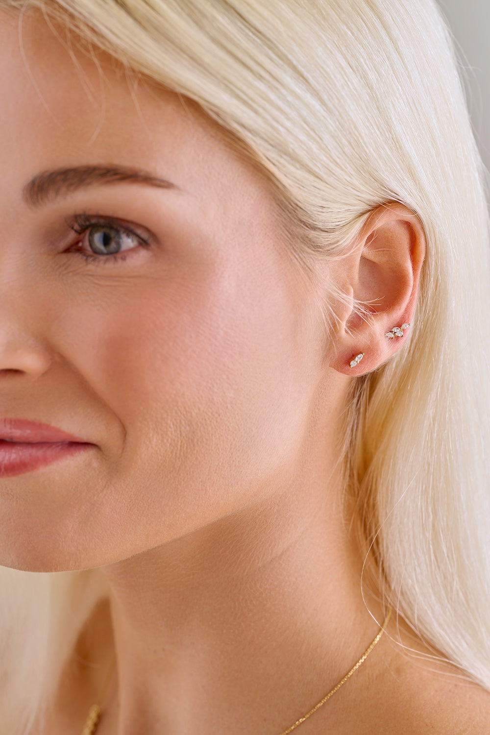 Round and pear diamond stud – Henri Noël