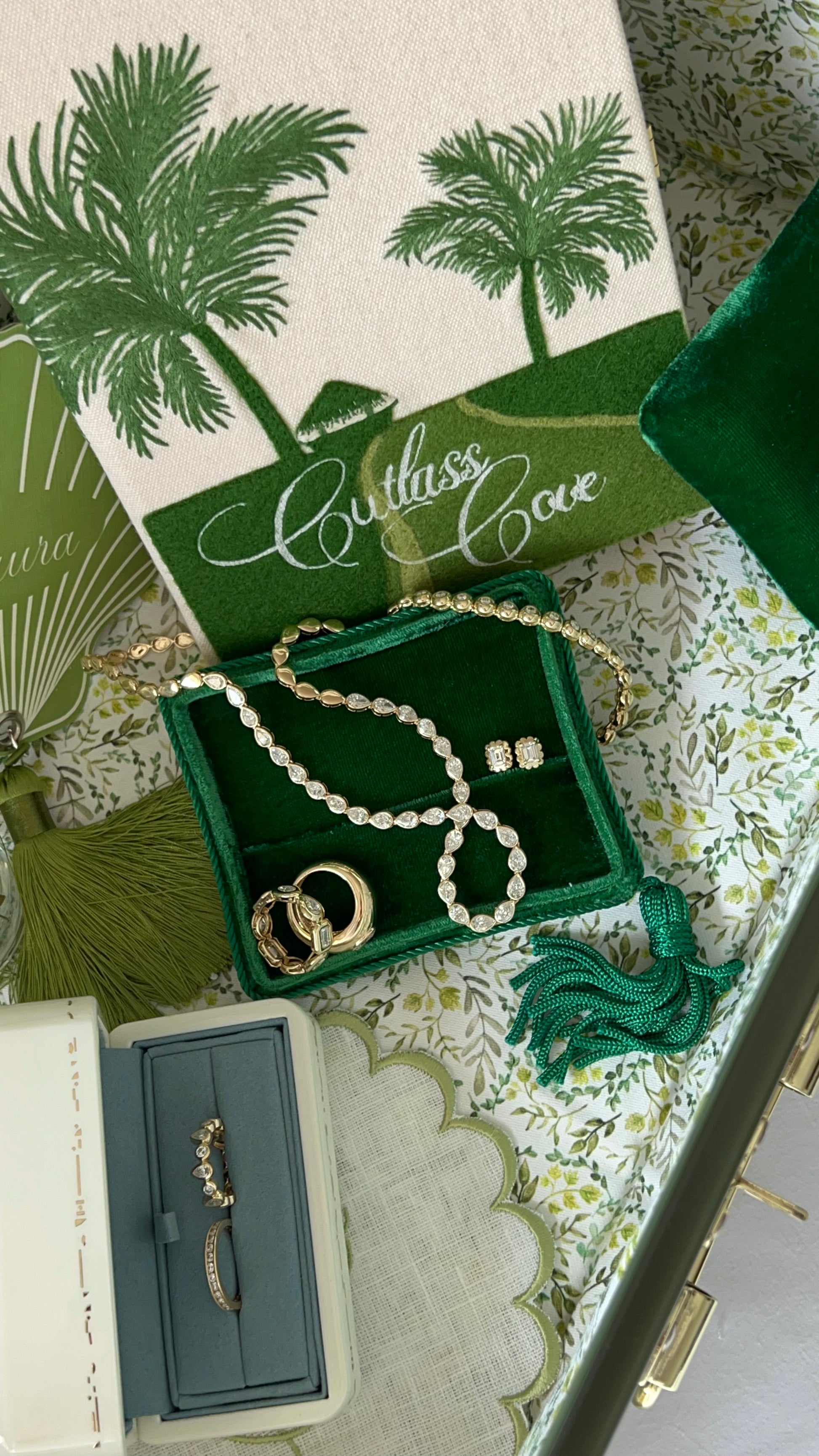 Scalloped Emerald Diamond Studs – Henri Noël