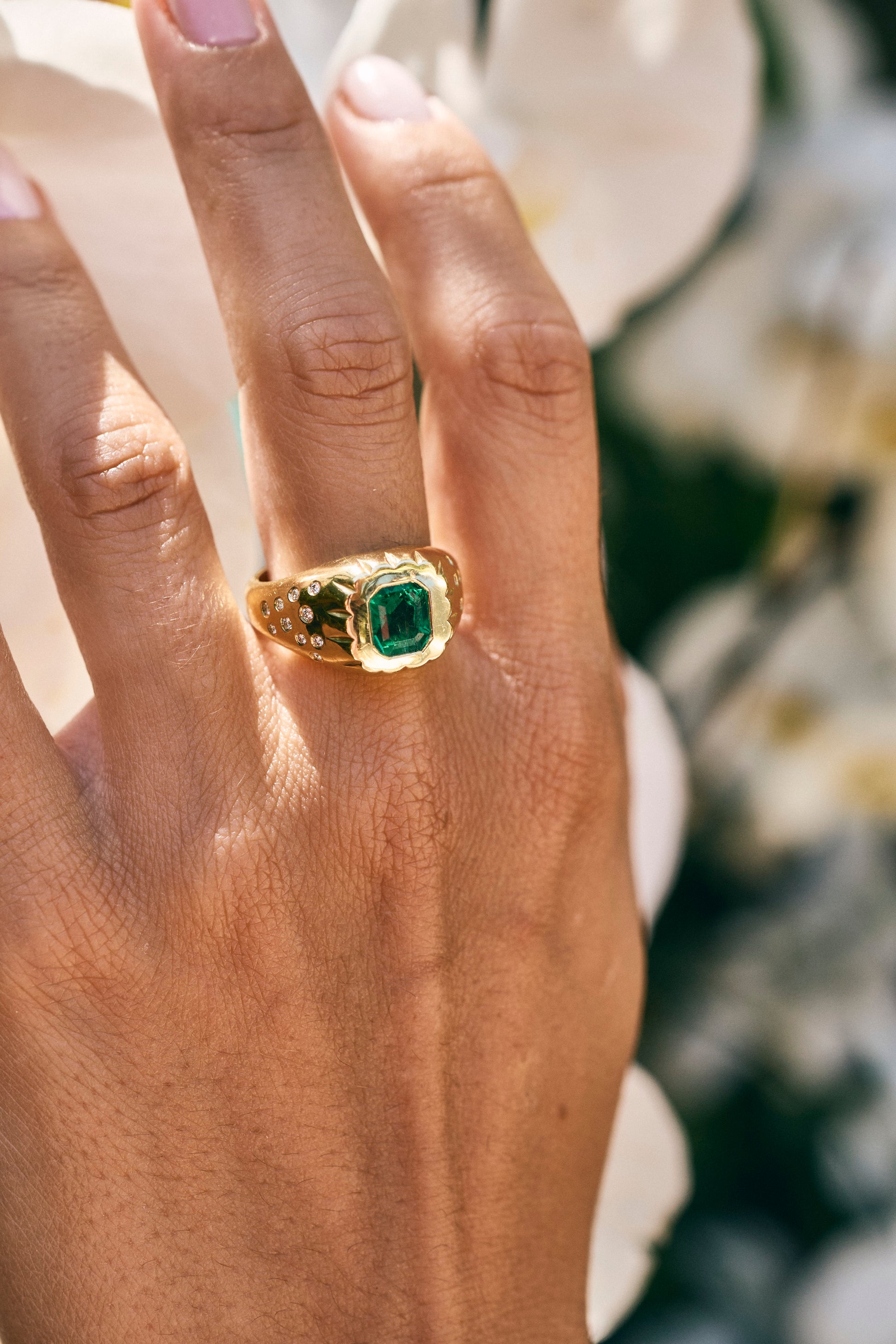 Scalloped Emerald Signet Ring – Henri Noël