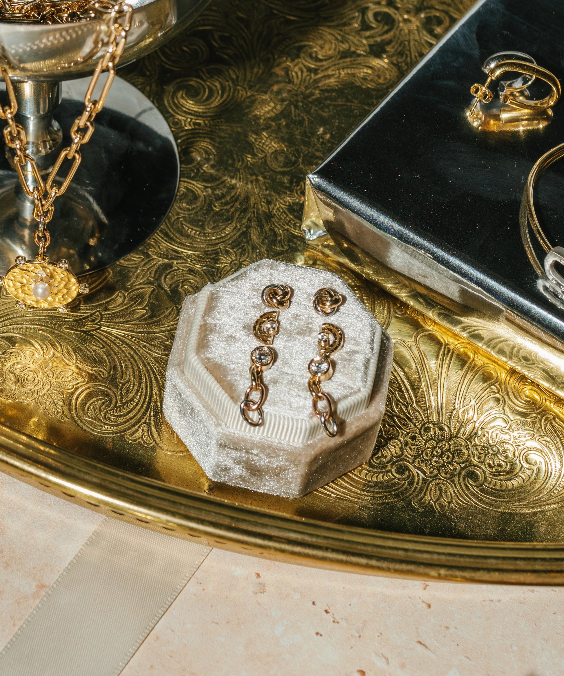Two-Tone Knot Studs – Henri Noël